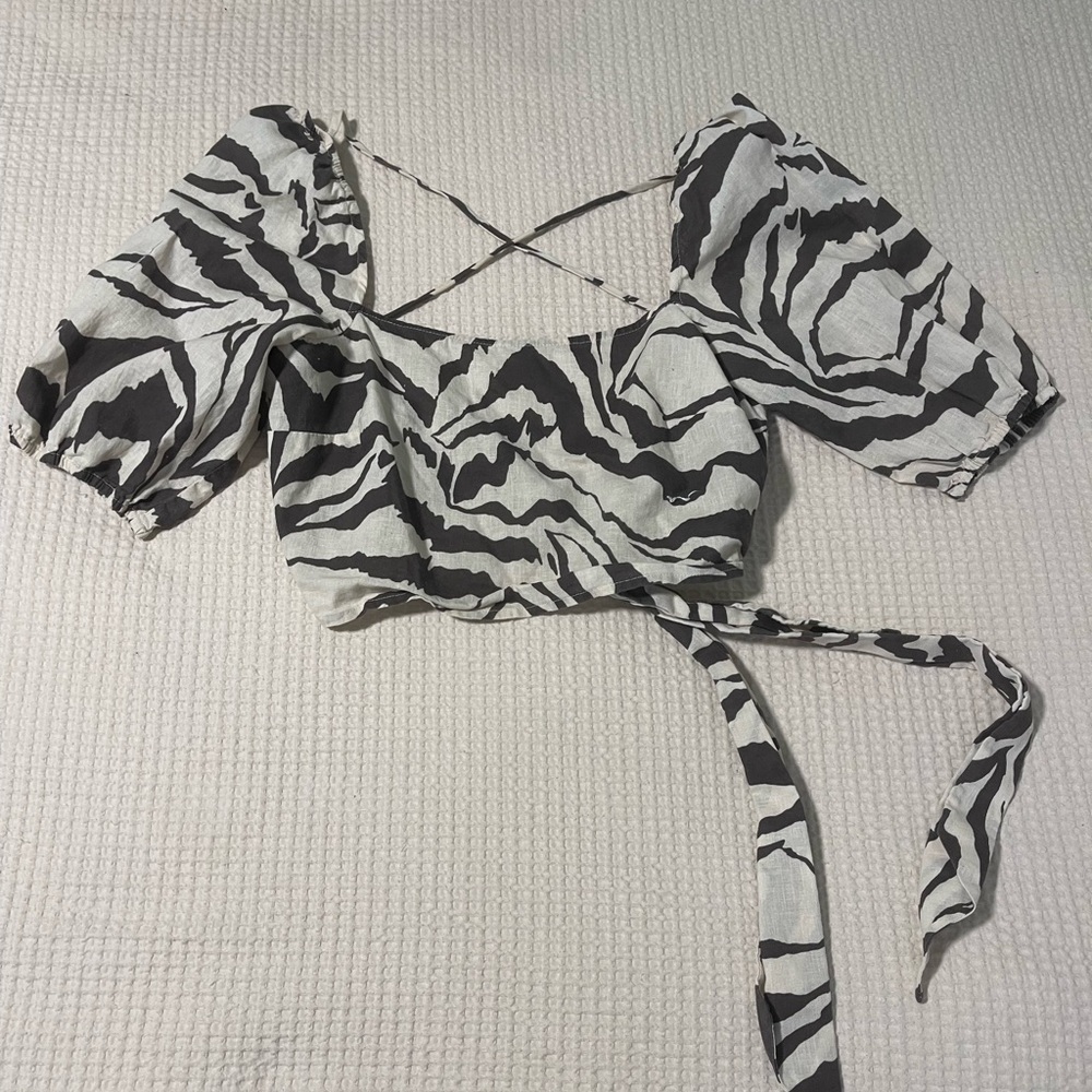 H&M gray and cream Zebra Print open back tie vacation Blouse size Medium